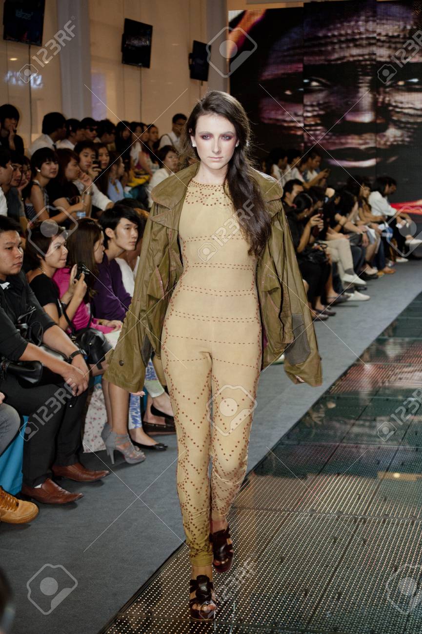 バンコク タイ 9 月 16 日 タイ大学院ファッション週 11 年 Tgfw 11 年 9 月 16 日にタイのバンコクでキャットウォークでモデル ショーケース の写真素材 画像素材 Image