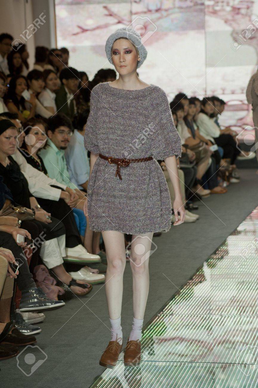 バンコク タイ 9 月 16 日 タイ大学院ファッション週 11 年 Tgfw 11 年 9 月 16 日にタイのバンコクでキャットウォークでモデル ショーケース の写真素材 画像素材 Image