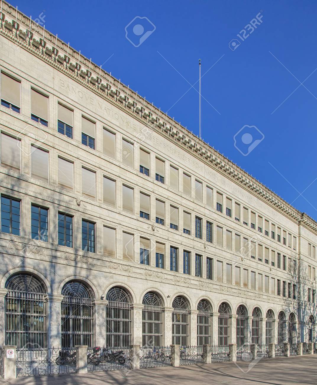 チューリッヒ, スイス - 2015 年 12 月 2 日: スイスの国立銀行のオフィス ビル、Burkliplatz 広場からの眺めのファサード。 スイス連邦共和国の中央銀行であるスイス国立銀行 SNB、スイス連邦共和国、またのための政策を担当の写真素材・画像素材 Image 50391022