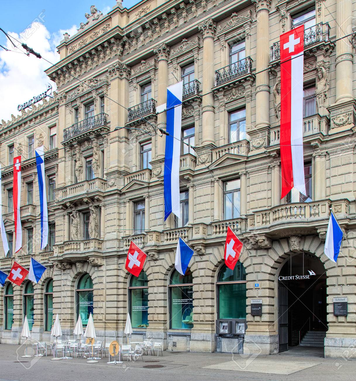 チューリッヒ, スイス - 2016 年 7 月 30 日: クレディ パラデ広場、正方形の建物のファサードは、スイス 、チューリッヒの旗で飾られています。クレディ スイス グループはチューリッヒに本社を置くスイスの多国籍金融持株会社です。の写真素材・画像素材  Image 60735013
