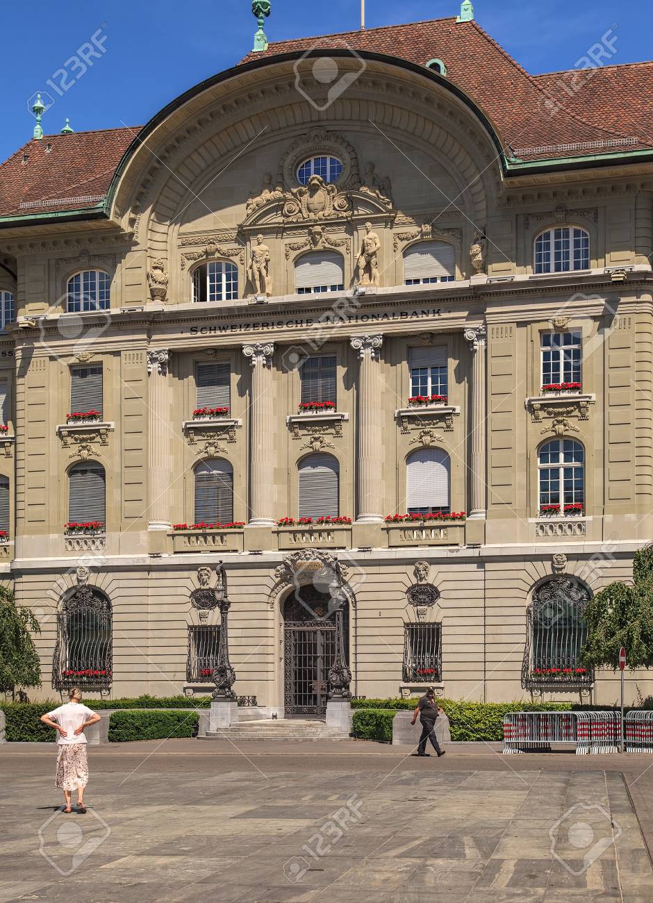 ベルン, スイス - 2014 年 6 月 11 日: ファサードのスイス国立銀行の建物、地下鉄ブンデスプラッツ広場からの眺め。スイス連邦共和国の 中央銀行であるスイス国立銀行 (SNB)、国の政策と、発行を行いますの写真素材・画像素材 Image 62798940
