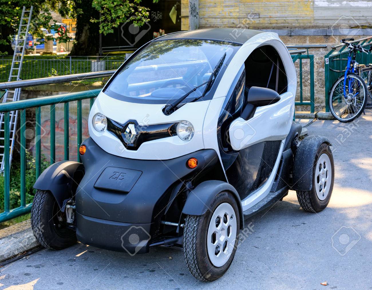 チューリッヒ スイス 16 年 7 月 7 日 ルノー Twizy 電気自動車 Museumstrasse 路上駐車 ルノー Twizy は電池式 2 人掛け電気都市車 設計 ルノー バリャドリッド スペインで製造販売 の写真素材 画像素材 Image チューリッヒ スイス 16 年 7 月 7 日 ルノー Twizy 電気自動車 Museumstrasse 路上駐車 ルノー Twizy は電池式 2 人掛け電気都市車 設計 ルノー バリャドリッド スペインで製造販売 の写真素材 画像素材 Image