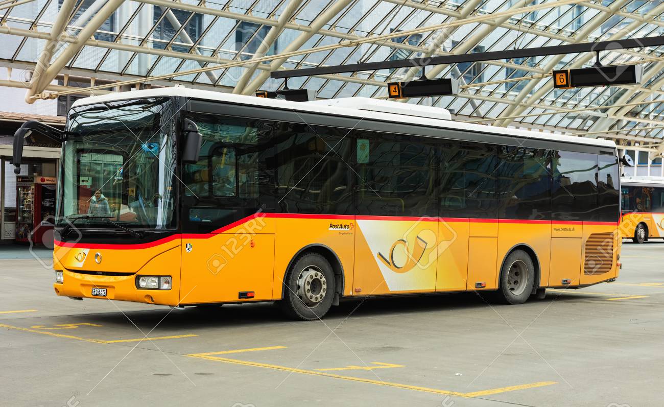 クール スイス 17 年 3 月 3 日 クール バス駅にポストのバス バス スイスの記事 ドイツ語 Postauto スイス 系列会社はあるスイス連邦共和国で またフランスと嘘の地域と農村部のバス サービスを提供するスイスのポストの の写真素材 画像素材 Image