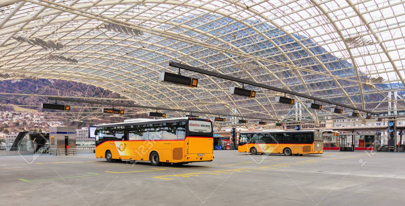 クール スイス 17 年 3 月 3 日 記事 クールでバスのバス停 バス スイスの記事 ドイツ語 Postauto スイス 系列会社はあるスイス連邦共和国で またフランスと嘘の地域と農村部のバス サービスを提供するスイスのポストの の写真素材 画像素材 Image 37