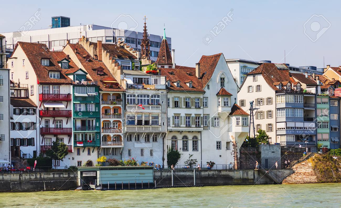 バーゼル スイス 14年8月6日 ライン川とその沿った建物 バーゼルはスイス北西部のライン川沿いの都市で スイス フランス ドイツの国境が接する場所に位置しています の写真素材 画像素材 Image
