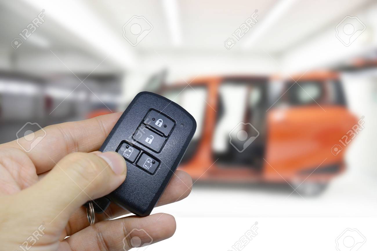 リモート キーでスライド ロック ロックを解除して車のドアを開く の写真素材 画像素材 Image