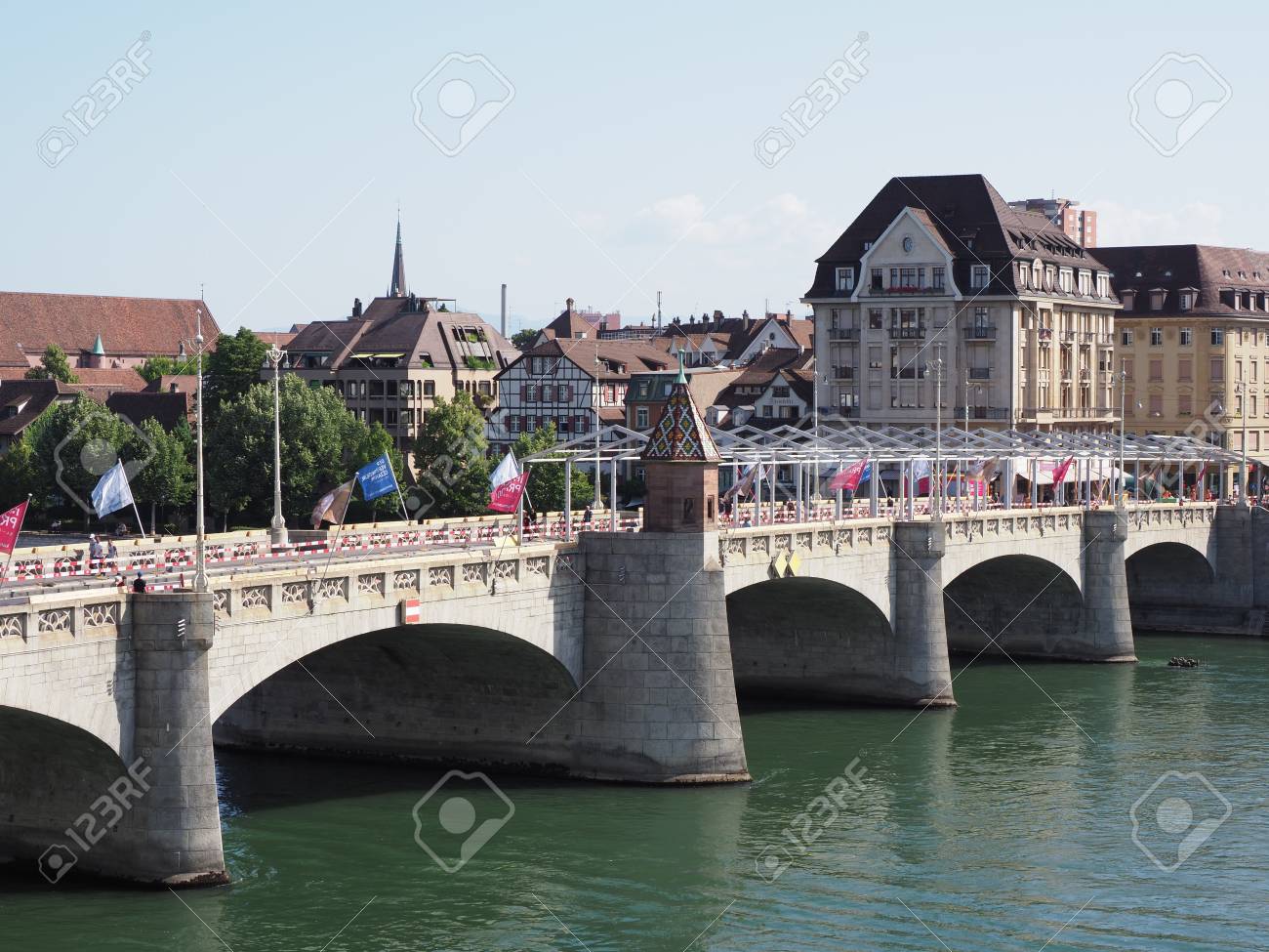 スイスの代表的な歴史的建造物を持つスイスの都市バーゼル中心部のライン川に架かるストーニーミドルブリッジ の写真素材 画像素材 Image