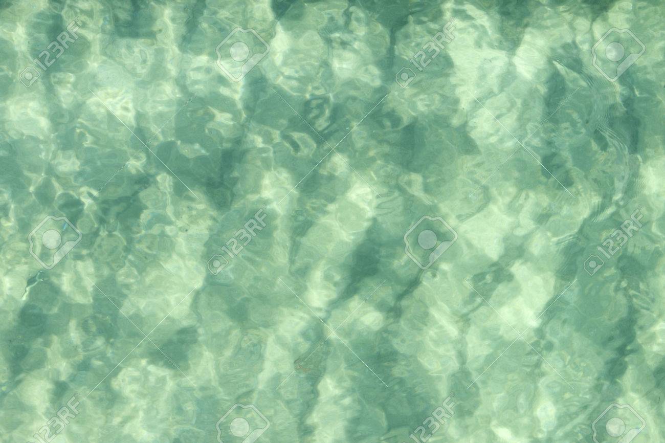 エメラルド グリーンの海の水と砂はテクスチャ背景です の写真素材 画像素材 Image