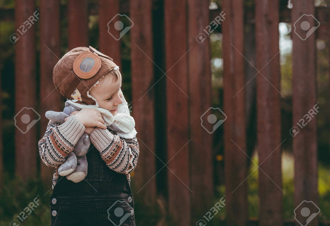 Een Kleine Jongen Van 4 Jaar Oud In Een Vliegerhoed En Stijlvolle