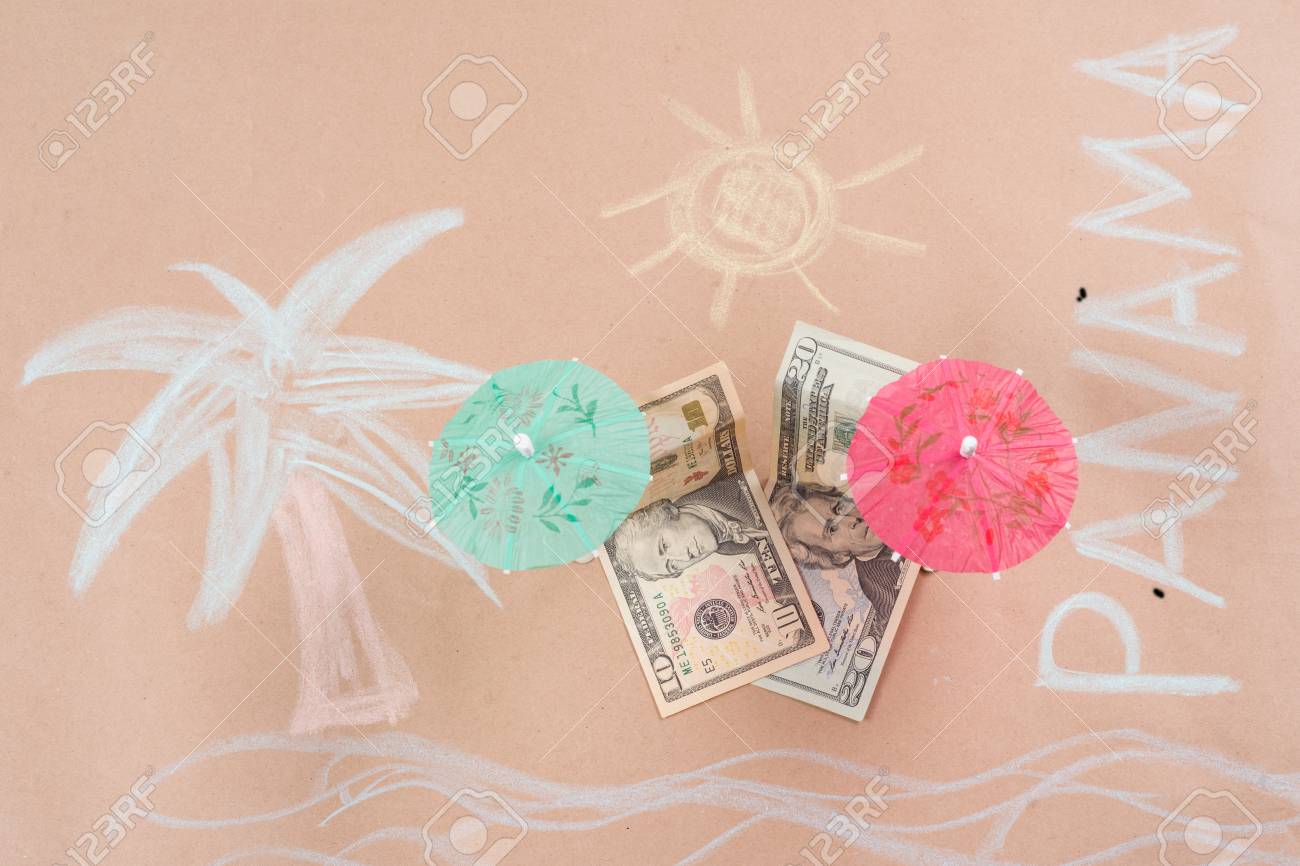 역외 은행 및 조세 피난처의 개념. 야자수와 해변에서 우산 아래 열 대 해변, 달러 지폐와 함께 그림 Word 파나마 로열티 무료  사진, 그림, 이미지 그리고 스톡포토그래피. Image 90913673