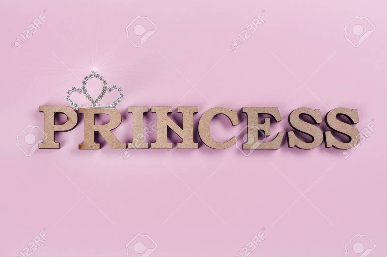 Word Princess 추상 나무 문자입니다. 스파클링 왕관과 분홍색 배경입니다. 질감, 배경, 복사본 공간 로열티 무료 사진,  그림, 이미지 그리고 스톡포토그래피. Image 91702339