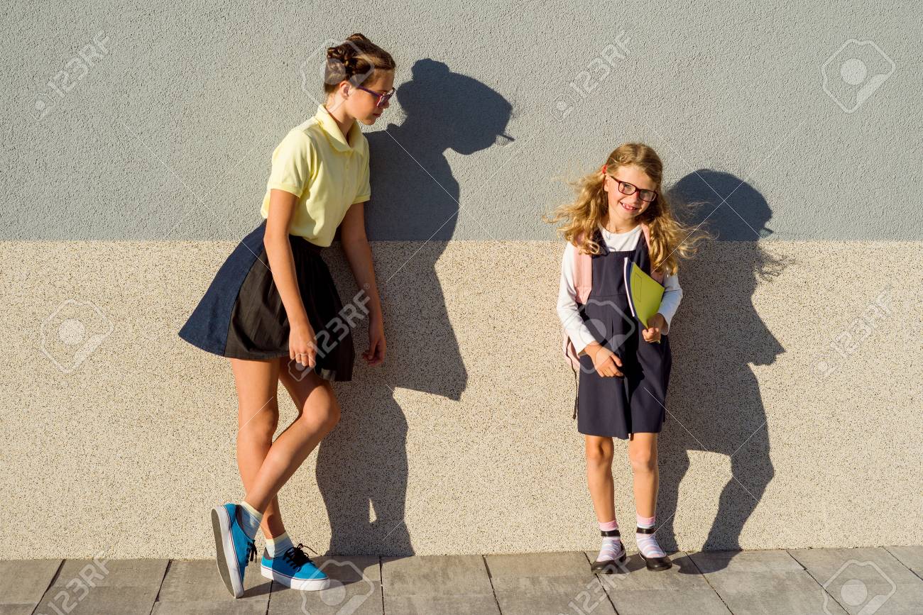 2人の女の子の屋外の肖像画 高校生と小学生が通学します の写真素材 画像素材 Image 2人の女の子の屋外の肖像画 高校生と小学生が通学します の写真素材 画像素材 Image