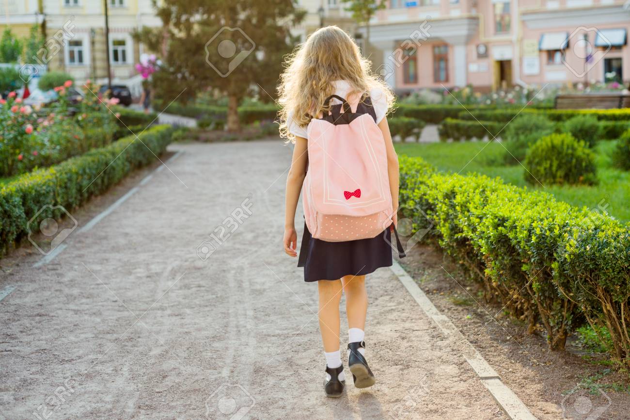 制服姿の女子高生のバックビュー リュック付き学校へ の写真素材 画像素材 Image