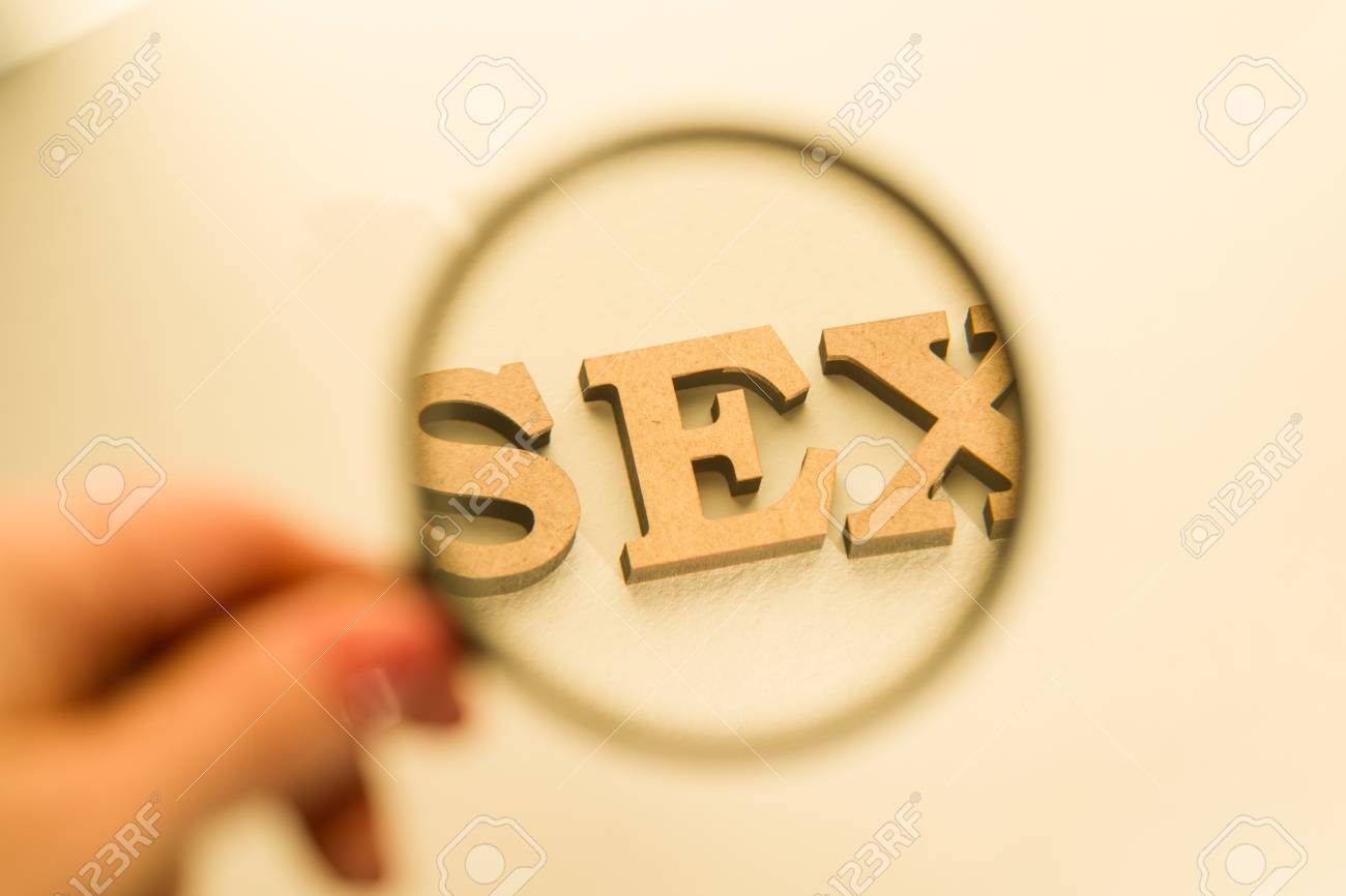 Vidro De Ampliação Em Um Fundo Branco Com A Palavra SEX. Foto Royalty Free,  Gravuras, Imagens e Banco de fotografias. Image 98512684