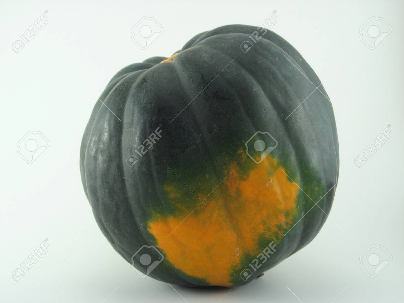Groen En Oranje Acorn Squash Gea Soleerd Op Een Witte Achtergrond Royalty Vrije Foto Plaatjes Beelden En Stock Fotografie Image 2103208