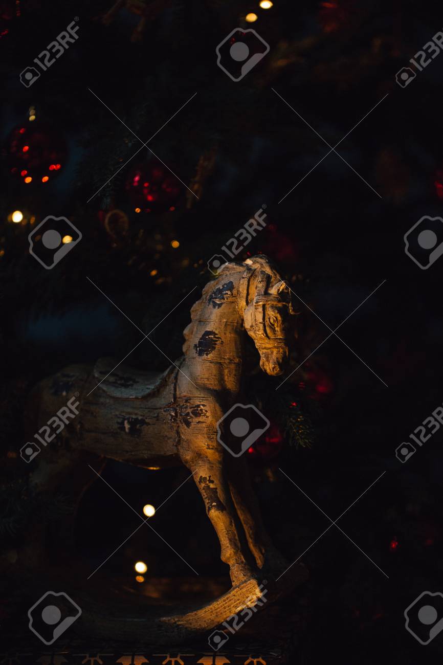 Cavalo Bonito Do Brinquedo Do Natal Na Sala De Visitas Com Arvore Decorada Presentes E Luzes De Incandescencia Na Noite As Estrelas Da Reflexao Iluminam Se No Assoalho Fotos Retratos Imagenes Y Fotografia
