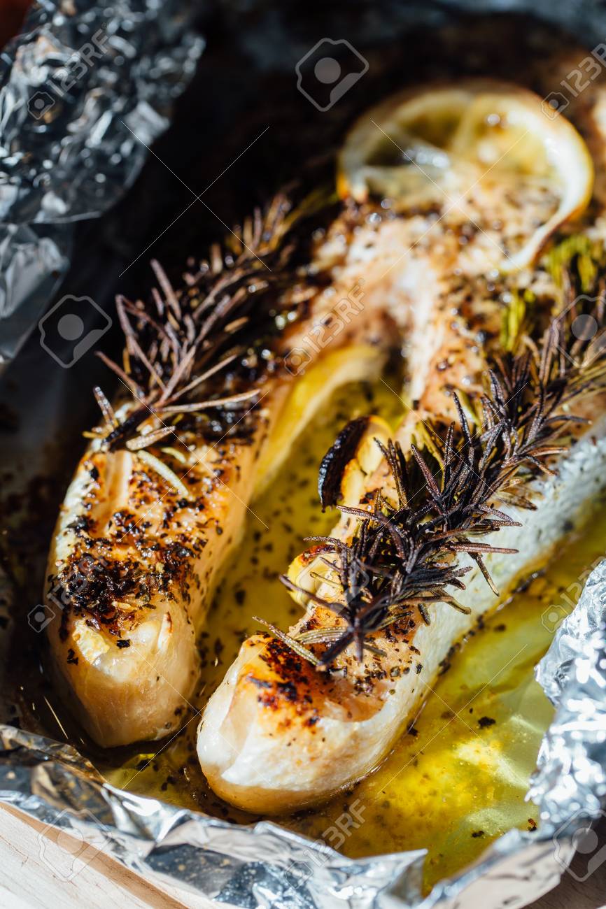 Filete De Pescado Al Horno Con Limón Y Hierbas En Papel De Aluminio Fotos Retratos Imágenes Y Fotografía De Archivo Libres De Derecho Image 77040977