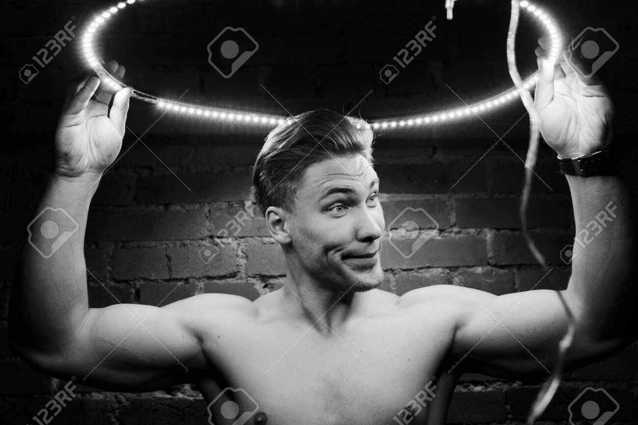 Modelo Muscular Joven De La Aptitud Del Culturista Que Presenta