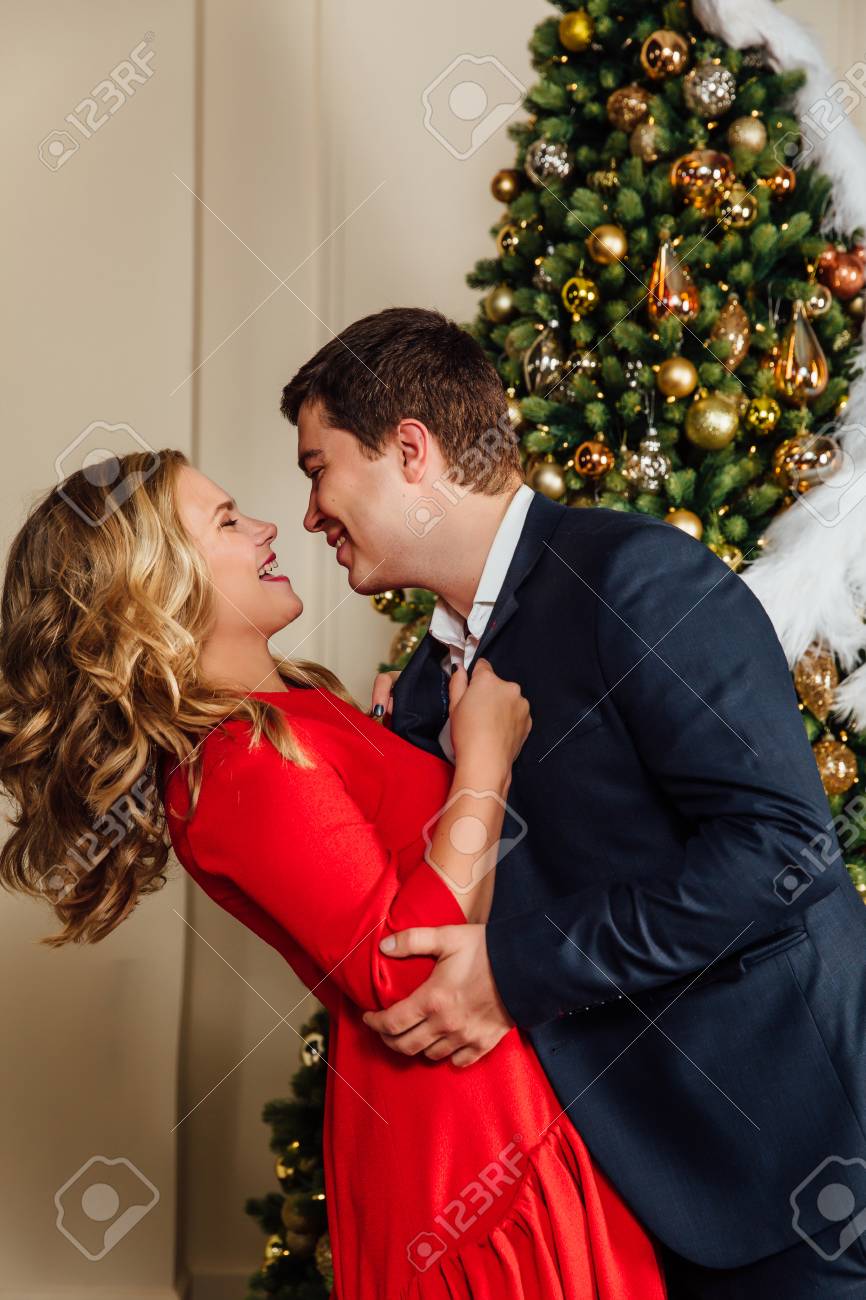 Rotes Kleid Und Blauer Anzug