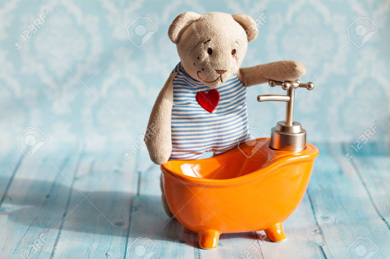 Kinder Kuscheltier Teddybar Ist In Orange Bad Puppenhaus Gebadet Blau Badezimmer Zu Tragen Das Spielen Mit Puppen In Der Familie Um Im Badezimmer Baden Lizenzfreie Fotos Bilder Und Stock Fotografie Image 66197949