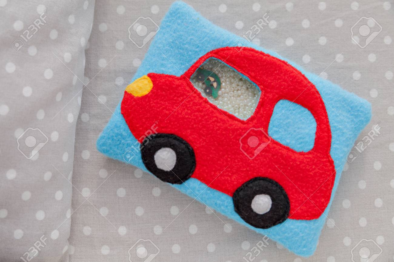 Muñeco De Peluche De Los Niños Coche Rojo Del Paño Grueso Y Suave De Color Para El Desarrollo Motor. Paño Grueso Y Suave Bolsa Llena De De Plástico Figuras Sobre