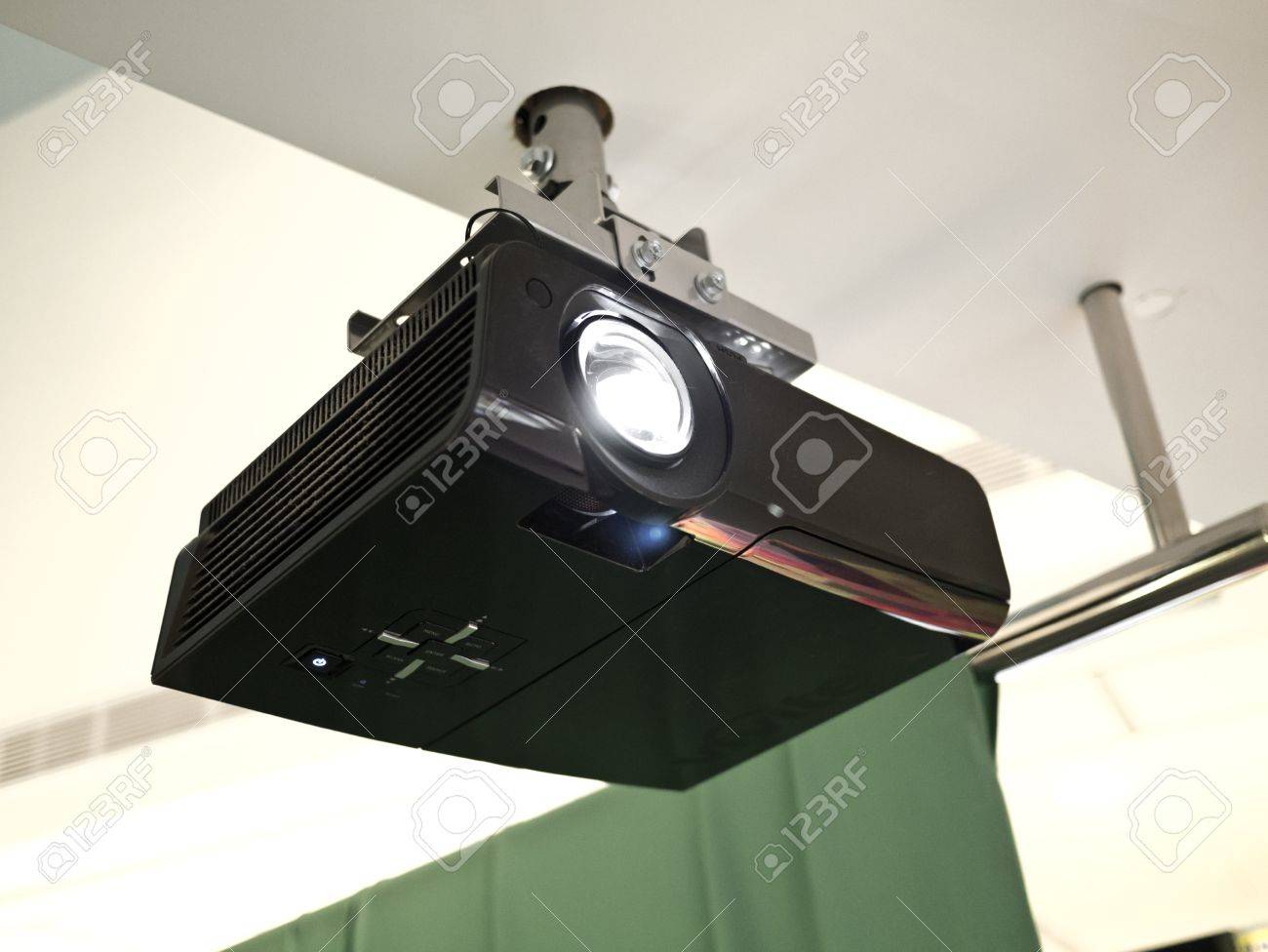 屋内天井に黒いオーバーヘッド プロジェクター の写真素材 画像素材 Image 屋内天井に黒いオーバーヘッド プロジェクター の写真素材 画像素材 Image