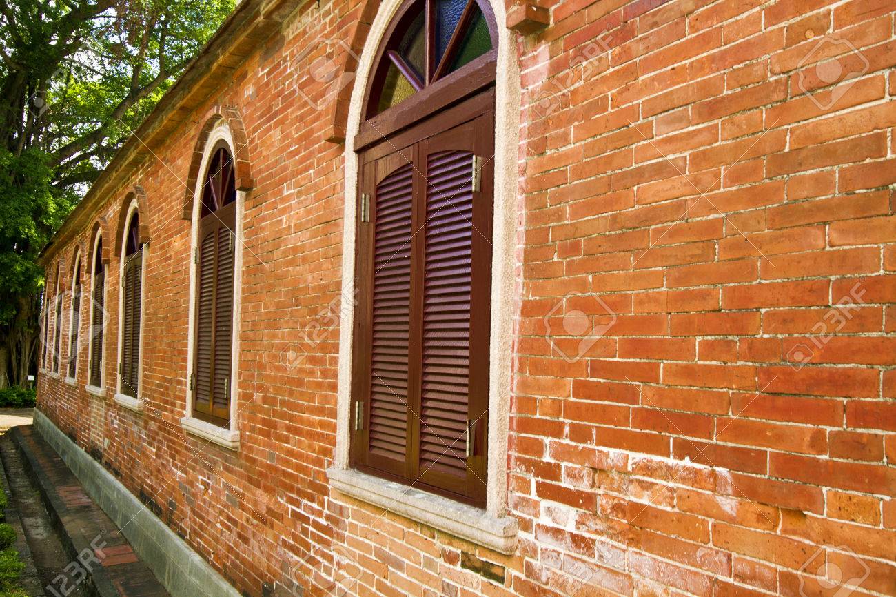 丸のアーチ窓はレンガ壁の建物 台北 台湾の農村 の写真素材 画像素材 Image 24770075