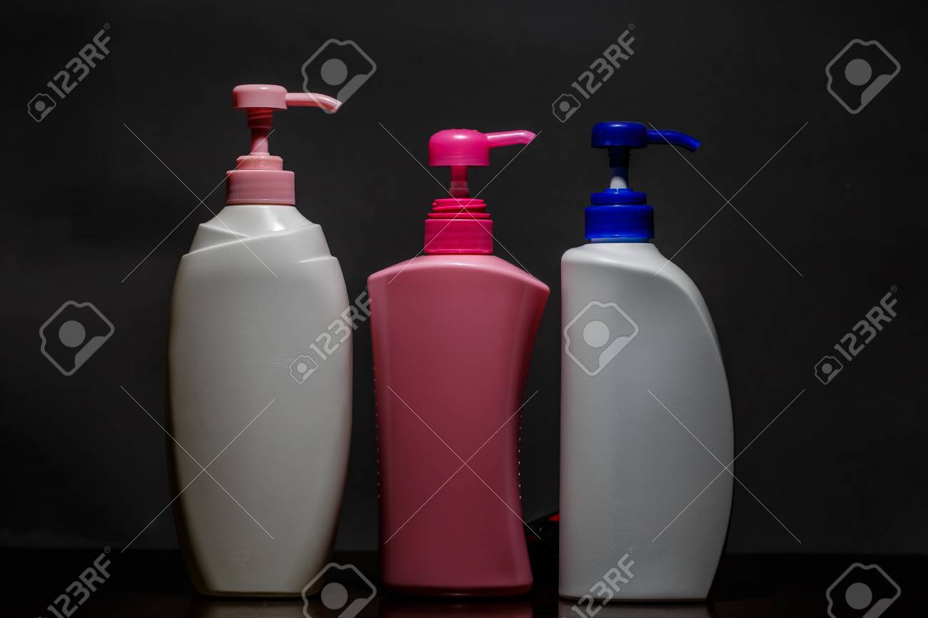 黒い背景に分離したシャンプーのボトル の写真素材 画像素材 Image
