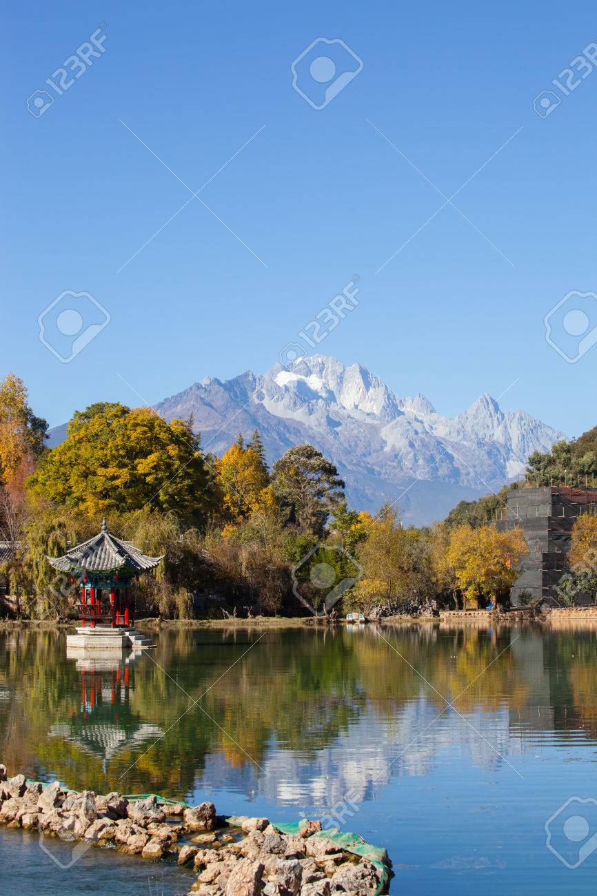 Dragon Noir Dragon De Jade Snow Mountain à Lijiang Yunnan En Chine Dragon De Jade Montagne Enneigée à Lijiang Chine