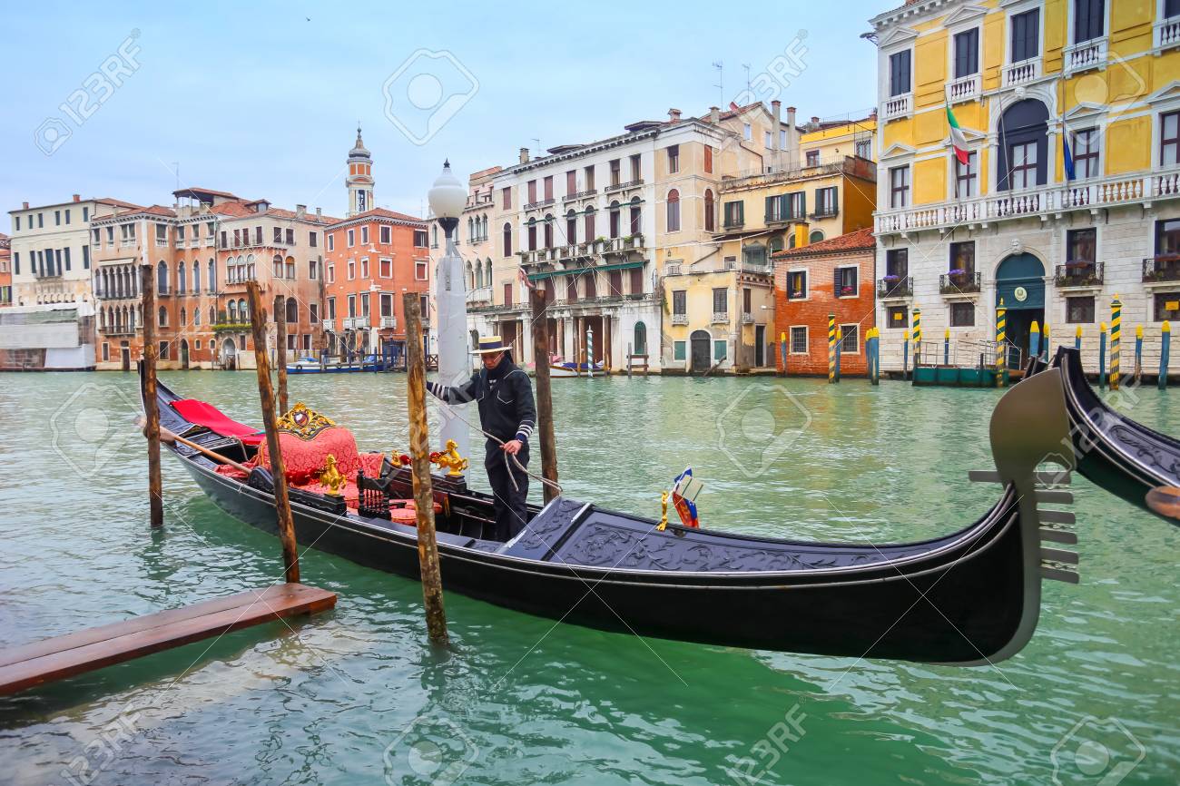 VENECIA, Italia - 15 De Febrero: Una Vista De Una Góndola Con Gondolero  Aparcado En Una Plaza Campo Erberia En Gran Canal El 15 De Febrero De 2014  En Venecia, Italia. Fotos,