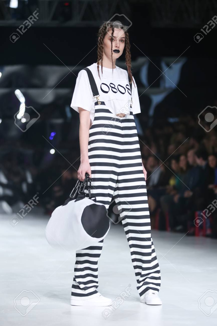 ザグレブ クロアチア 3 月 17 ザグレブ クロアチアの Bipa Fashion Hr ファッションショーの Obekei によって設計された服を身に着けている 16 Model Obekei は クロアチアのファッション ブランド カタリナ Smolic による手作りのデザインです の写真素材 画像