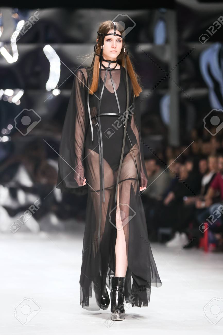 ザグレブ クロアチア 3 月 17 ザグレブ クロアチアの Bipa Fashion Hr ファッションショーにコード化されたエッジによって設計された服を身に着けている 16 Model コード化されたエッジは シルヴィオ Ivkic とデジュール Perisic によってクロアチアの