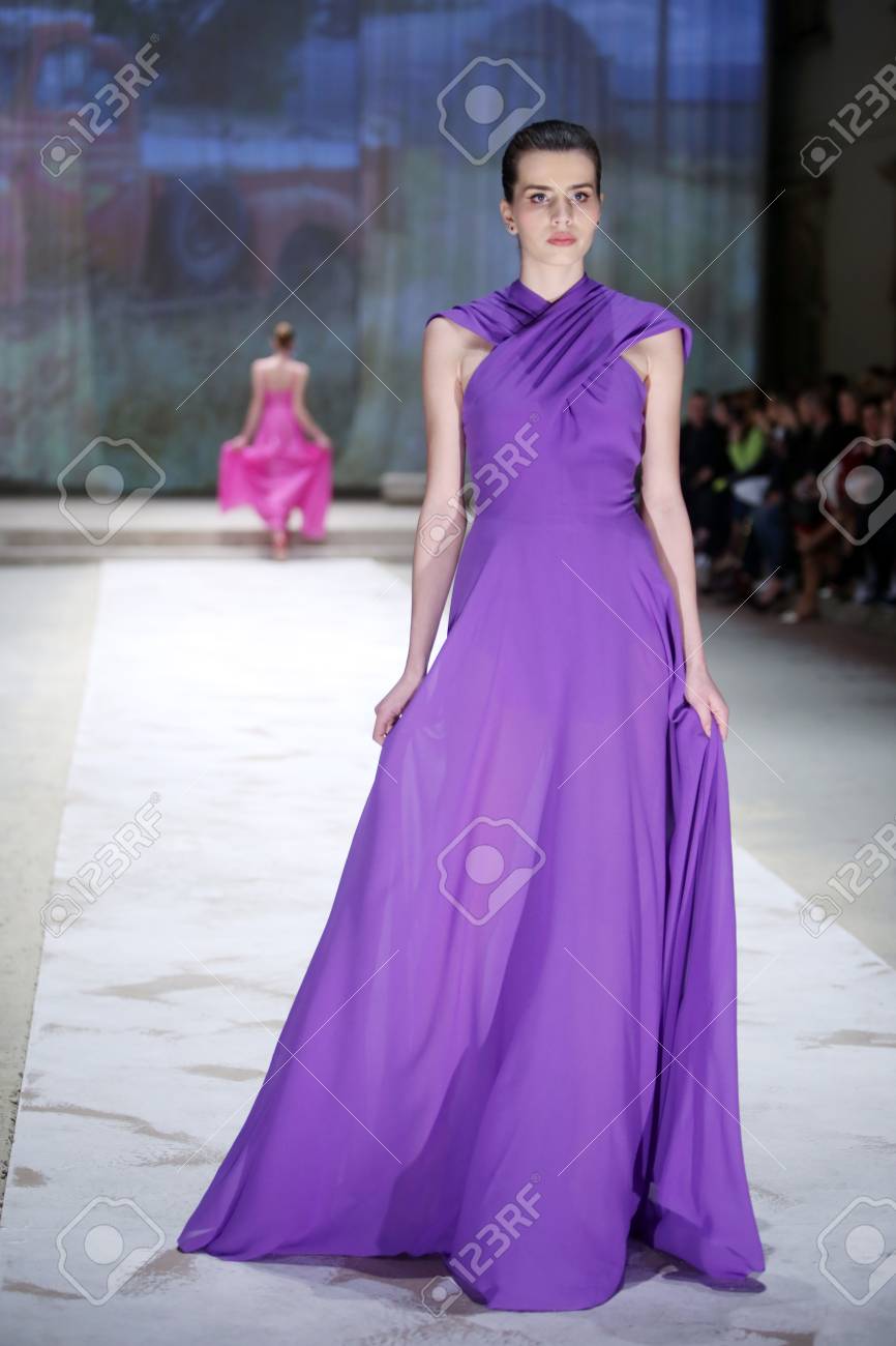 ザグレブ クロアチア 16 年 4 月 21 日 ファッションモデル Begovic 双子によって設計された服を着て私 Cro ポーター ファッションの Stimac はザグレブ クロアチアの Klovicevi Dvori で表示します の写真素材 画像素材 Image