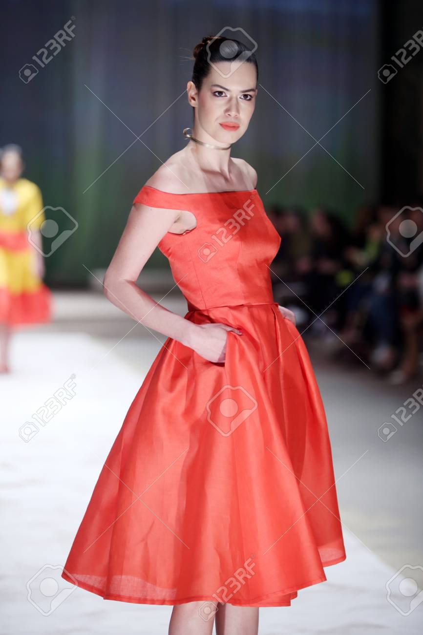 ザグレブ クロアチア 16 年 4 月 21 日 ファッションモデル Begovic 双子によって設計された服を着て私 Cro ポーター ファッションの Stimac はザグレブ クロアチアの Klovicevi Dvori で表示します の写真素材 画像素材 Image