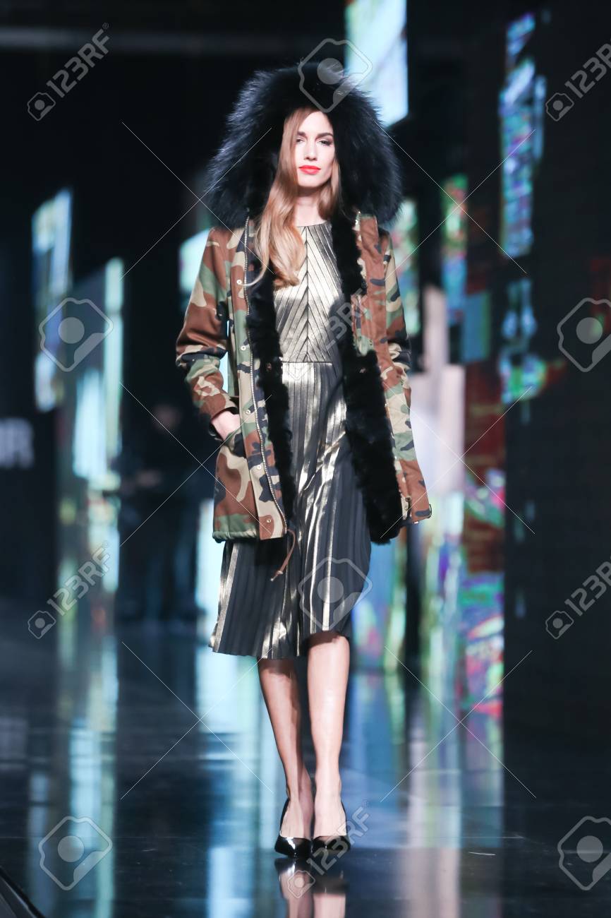 秋 冬の服を着てザグレブ クロアチア 16 年 10 月 14 日 ファッションモデル ザグレブ クロアチアの Bipa Fashion Hr ファッションショーに Elfs によって設計されました の写真素材 画像素材 Image