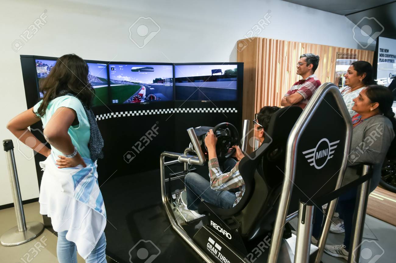 ミュンヘン ドイツ 17 年 5 月 6 日 Bmw 博物館展覧会で Bmw 車の運転シミュレーターを試してみる人は ドイツのミュンヘンにある Bmw 博物館の横にあるセンターします の写真素材 画像素材 Image