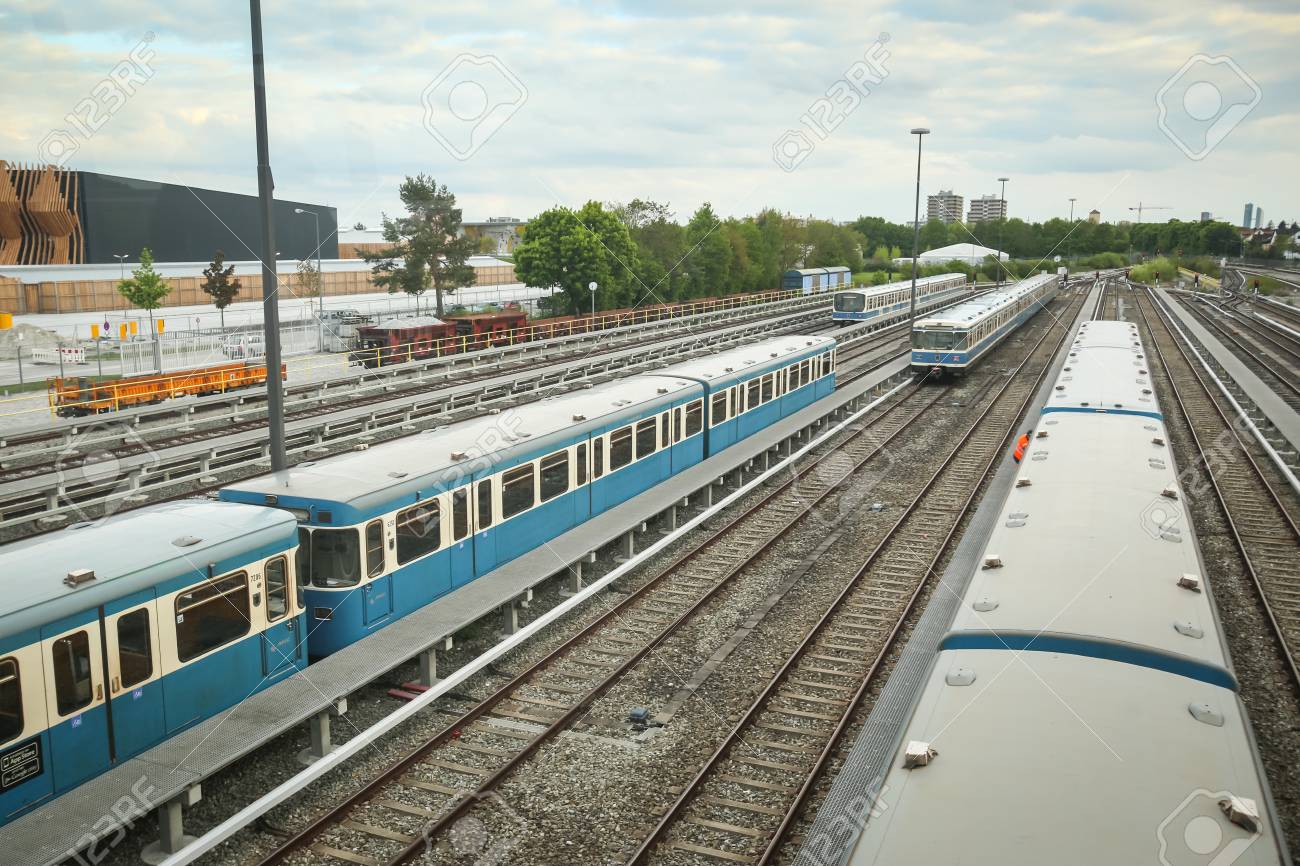 ミュンヘン ドイツ 17 年 5 月 9 日 観 Frottmaning 列車と鉄道の駅乗客乗って 3 億 5000 万のドイツ ミュンヘン の地下鉄 U6 の U バーン 毎年 の写真素材 画像素材 Image