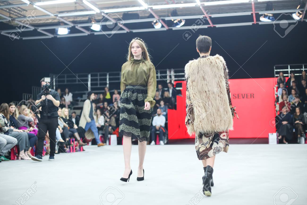 ザグレブ クロアチア 10 月 24 17 秋の冬のための服を着てファッションモデル クロアチアのザグレブで Bipa Fashion Hr ファッションショーでロバート サーバーによって設計されました の写真素材 画像素材 Image