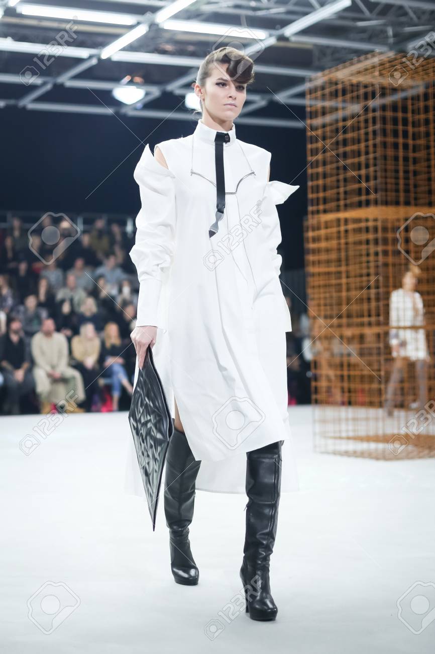 ザグレブ クロアチア 17 年 10 月 25 日 ファッション モデル着用服秋 冬 ザグレブ クロアチアの Bipa Fashion Hr ファッションショーに Jamoi によって設計されました の写真素材 画像素材 Image 1560