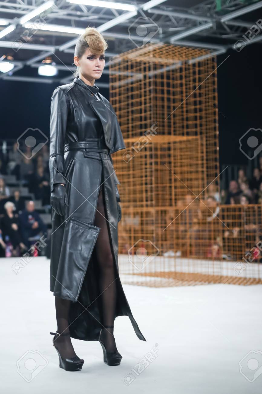 ザグレブ クロアチア 17 年 10 月 25 日 ファッション モデル着用服秋 冬 ザグレブ クロアチアの Bipa Fashion Hr ファッションショーに Jamoi によって設計されました の写真素材 画像素材 Image 1567