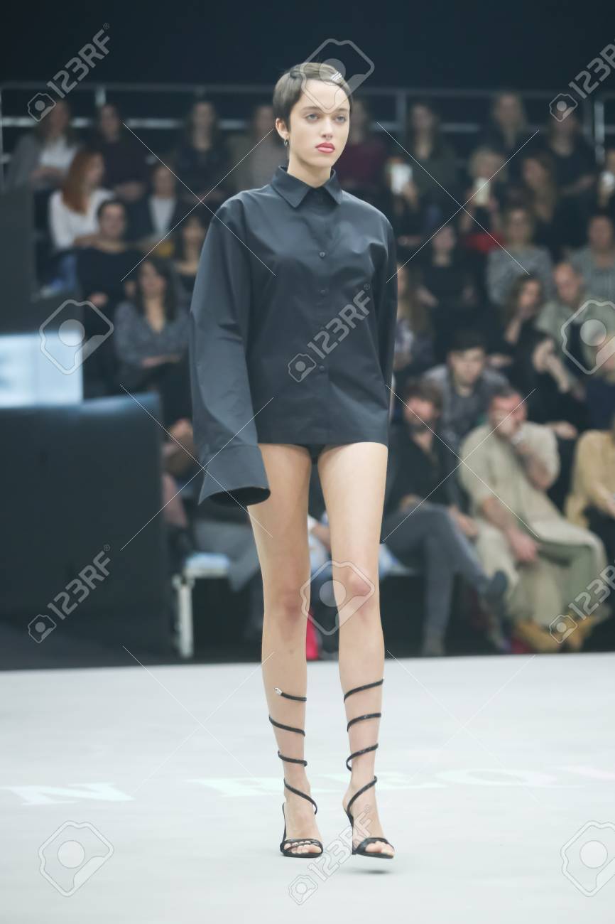 ザグレブ クロアチア 17 年 10 月 25 日 ファッション モデル着用服秋 冬 ザグレブ クロアチアの Bipa Fashion Hr ファッションショーのブランド名の価格を操作する場合とガラ マリヤ Vrbanic によって設計されました の写真素材 画像素材 Image