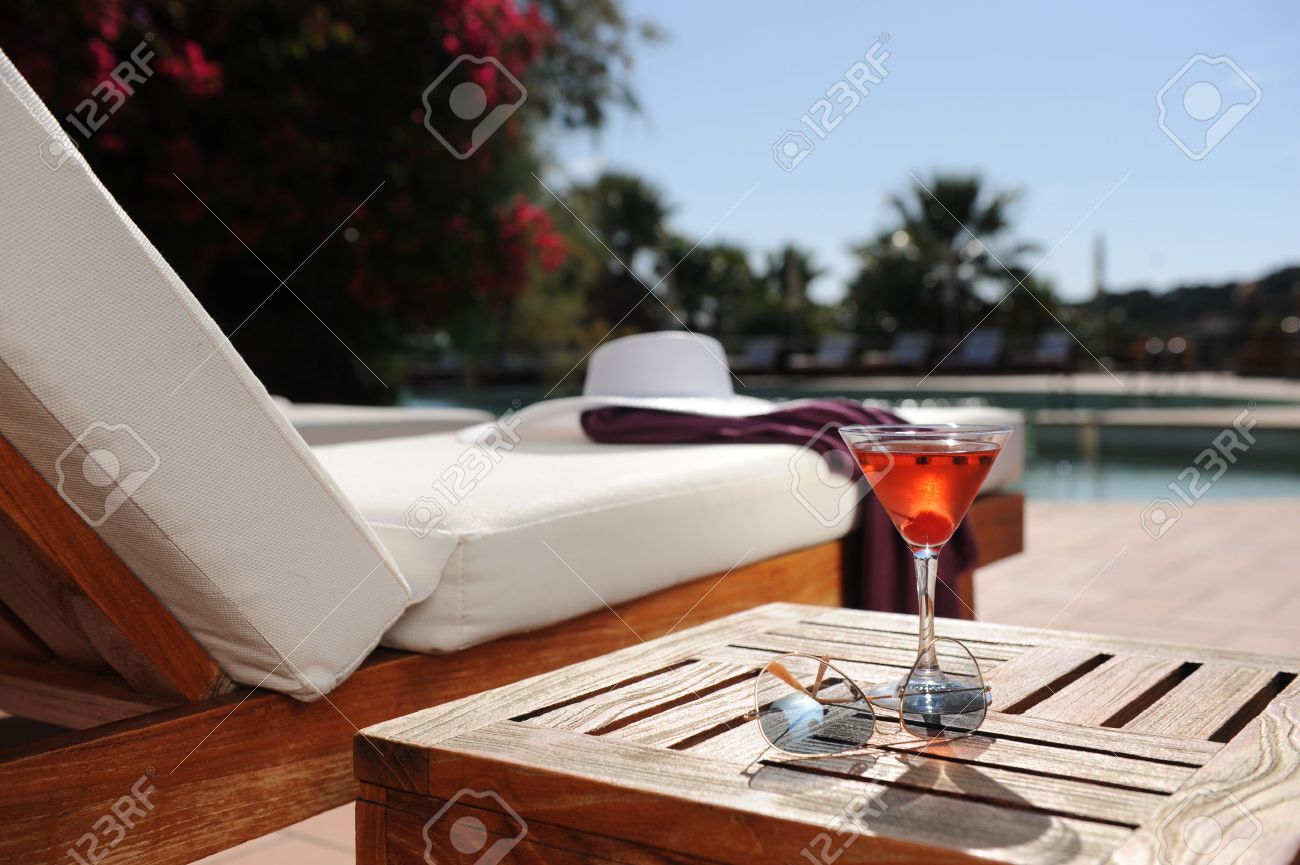高級ホテルのプールサイドのビーチチェアでソフトド リンク の写真素材 画像素材 Image