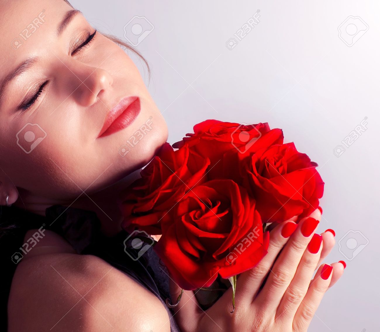 Immagini Stock - Bella Donne In Possesso Di Rose Rosse Bouquet, Rose San  Valentino Romantico Dono, La Donna Più Rosa Sfondo Astratto Con Gli Occhi  Chiusi, Felice Ragazza Con Fiori Sognare. Image