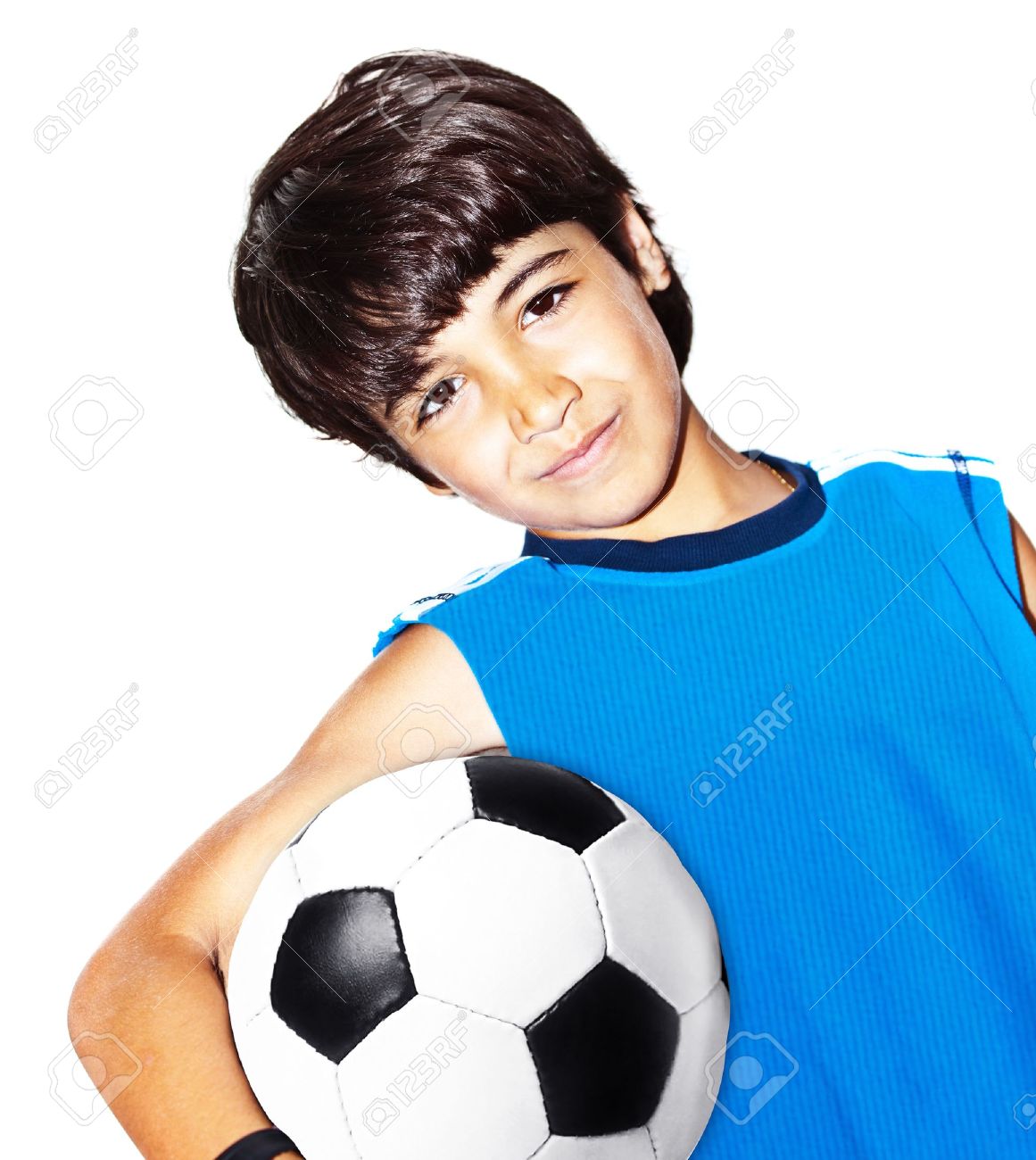 サッカー 幸せな子供 若い男性ティーン ゴールキーパー スポーツ ゲームを楽しむ ボールを保持しているかわいい少年分離楽しんで 子供の活動 小さな サッカー選手健康プレティーンの肖像画 の写真素材 画像素材 Image