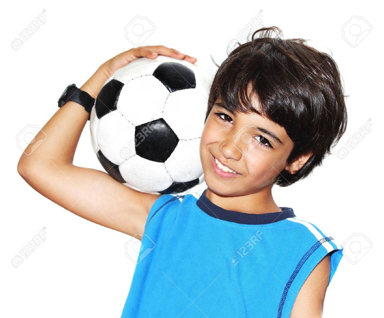 サッカー 幸せな子供 若い男性ティーン ゴールキーパー スポーツ ゲームを楽しむ ボールを保持しているかわいい少年 分離笑みを浮かべて 楽しんで 子供の活動 小さなサッカー選手のプレティーンの肖像画 の写真素材 画像素材 Image