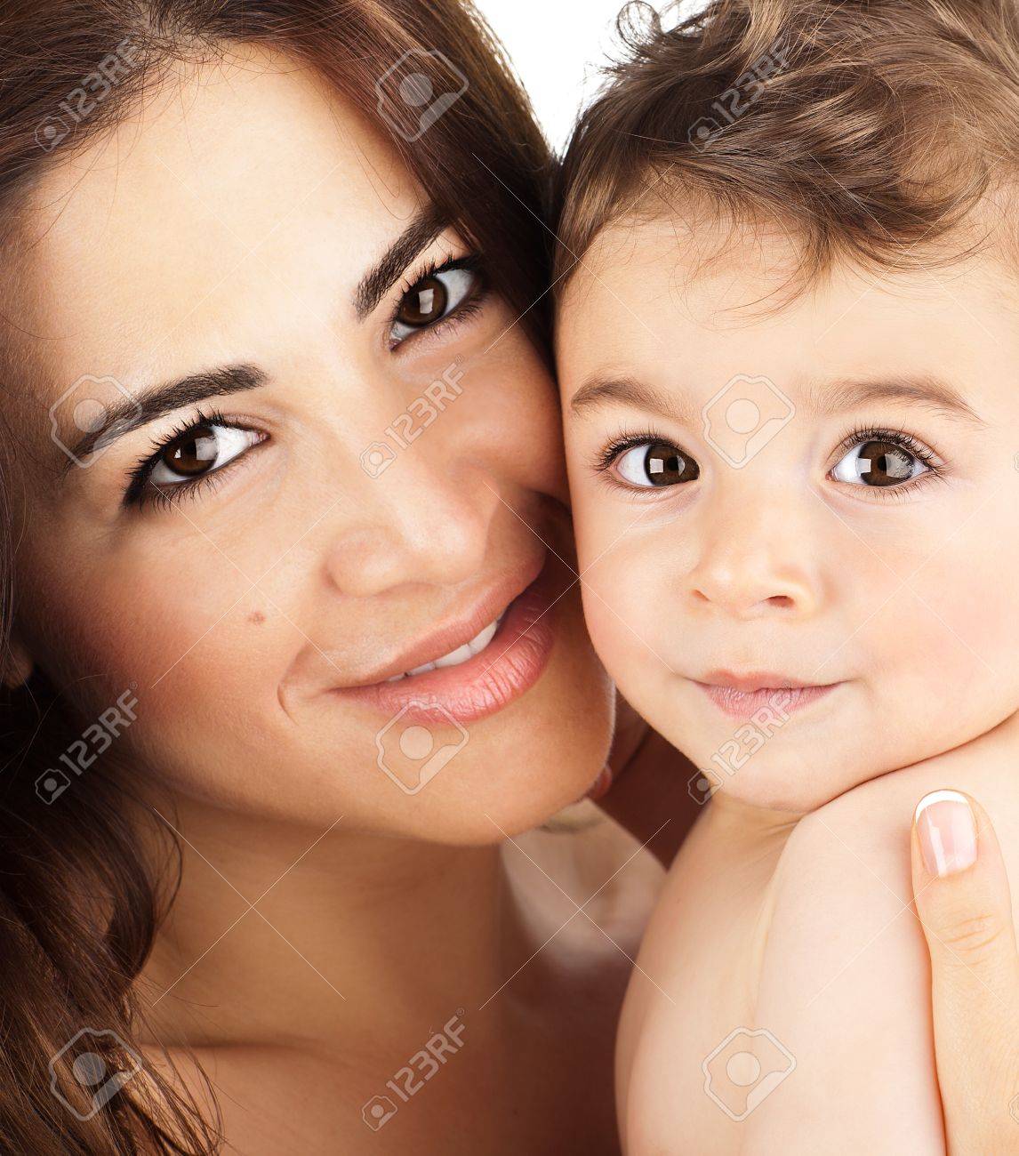 Closeup Portrait Mere Et Bebe Des Visages Heureux Photo De Famille Arabe Adorable Petit Garcon La Maman Et Les Enfants Y Ayant Interieure Plaisir La Joie Des Parents Des Titulaires Petit Enfant