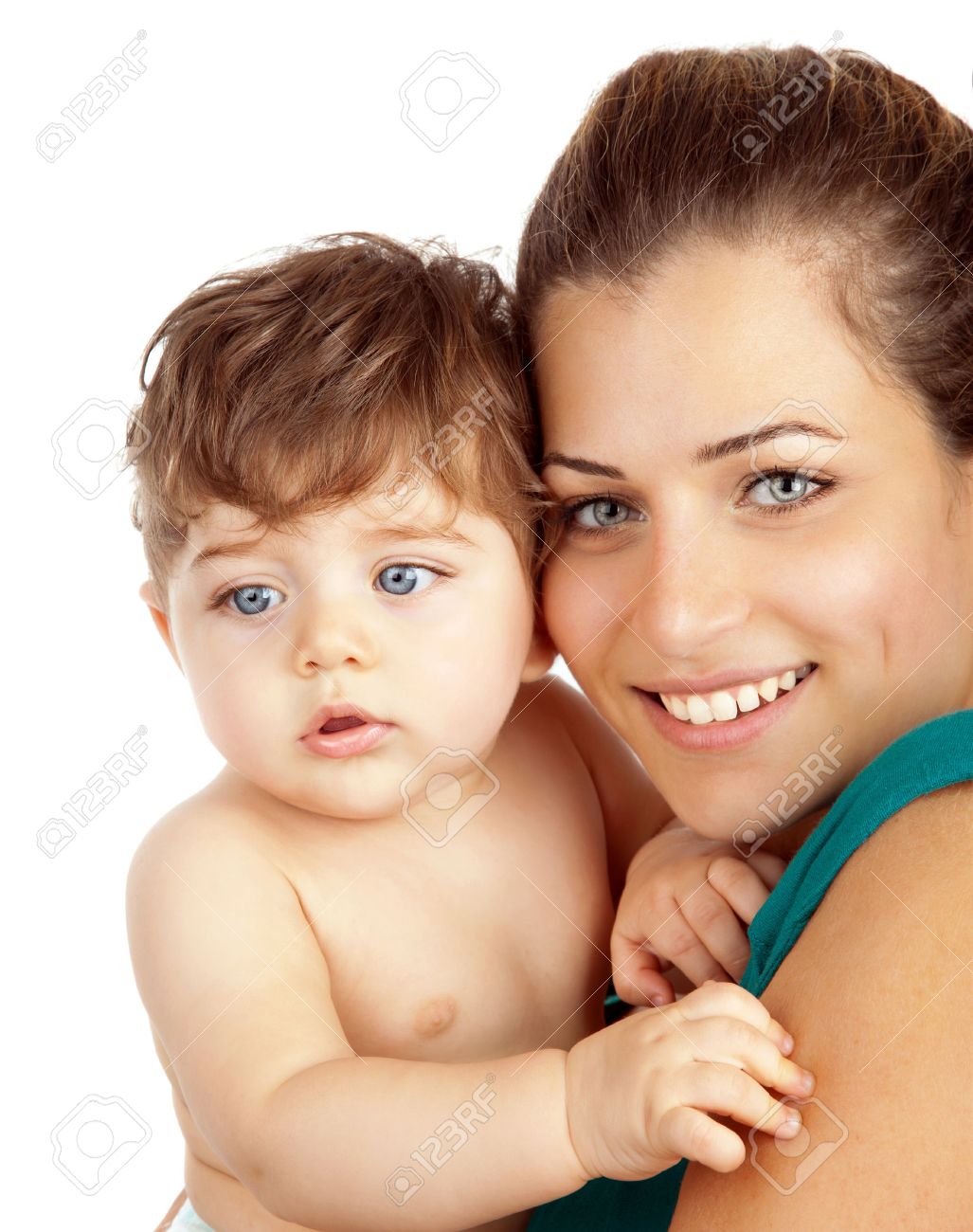 Closeup Portrait De Jeune Mere Avec Son Fils Belle Jolie Maman Garcon Tenant Bebe Mignon Femme Adulte Attrayant Embrassant Tout Petit Maman Mignon Et Adorable Petit Enfant Isole Sur Fond Blanc Banque D Images