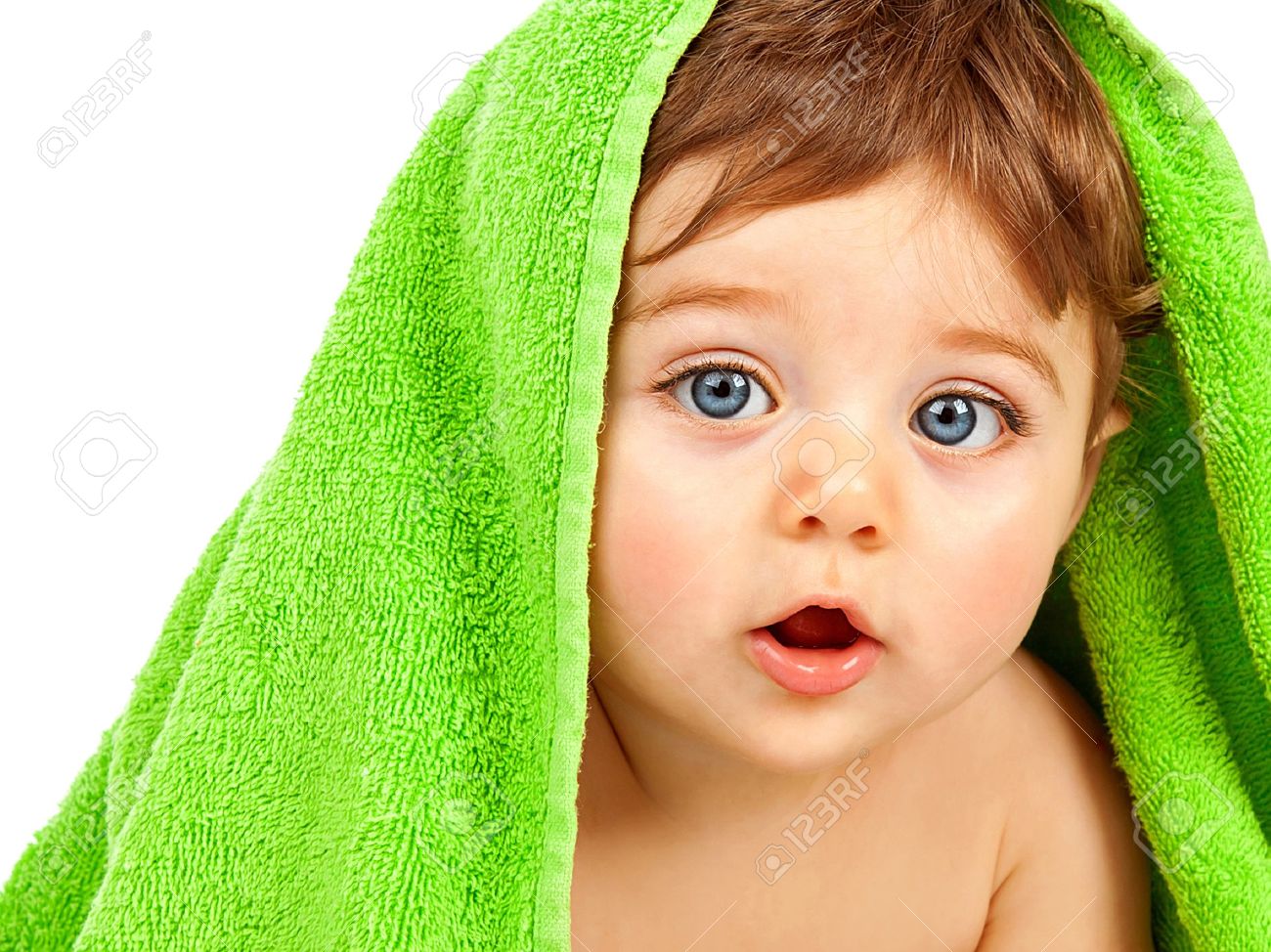 Immagine di cute baby boy coperto telo verde isolato su sfondo ...