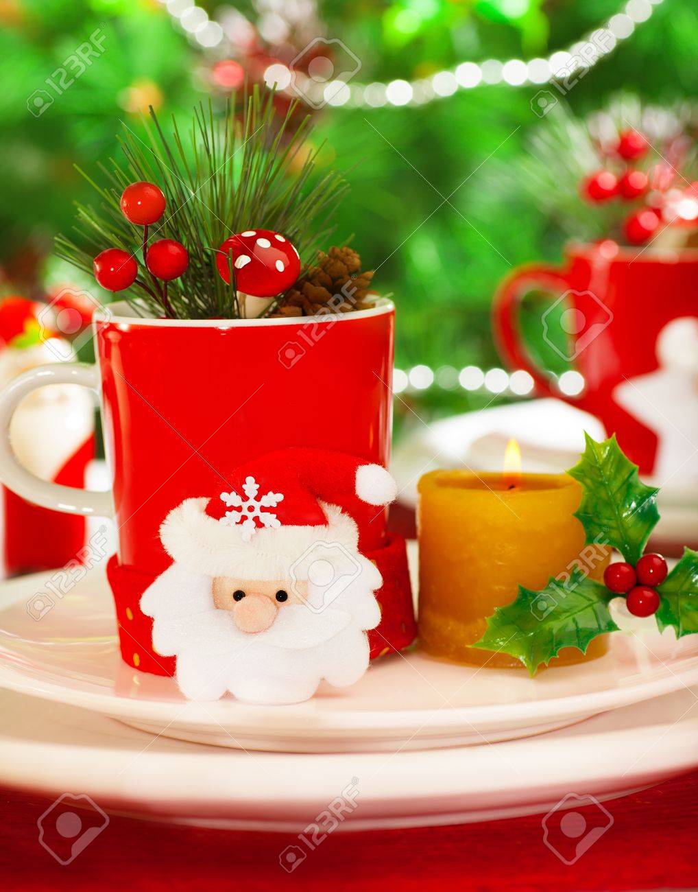 Romantico Immagini Invernali Natalizie.Immagini Stock Foto Di Romantico Tavolo Inverno Tazza Rossa Per Il Te Pieno Di Diversa Decorazione Natale Piccolo Arredamento Babbo Natale Con Candela Gialla Su Bianco Piatto Di Festa Su Sfondo