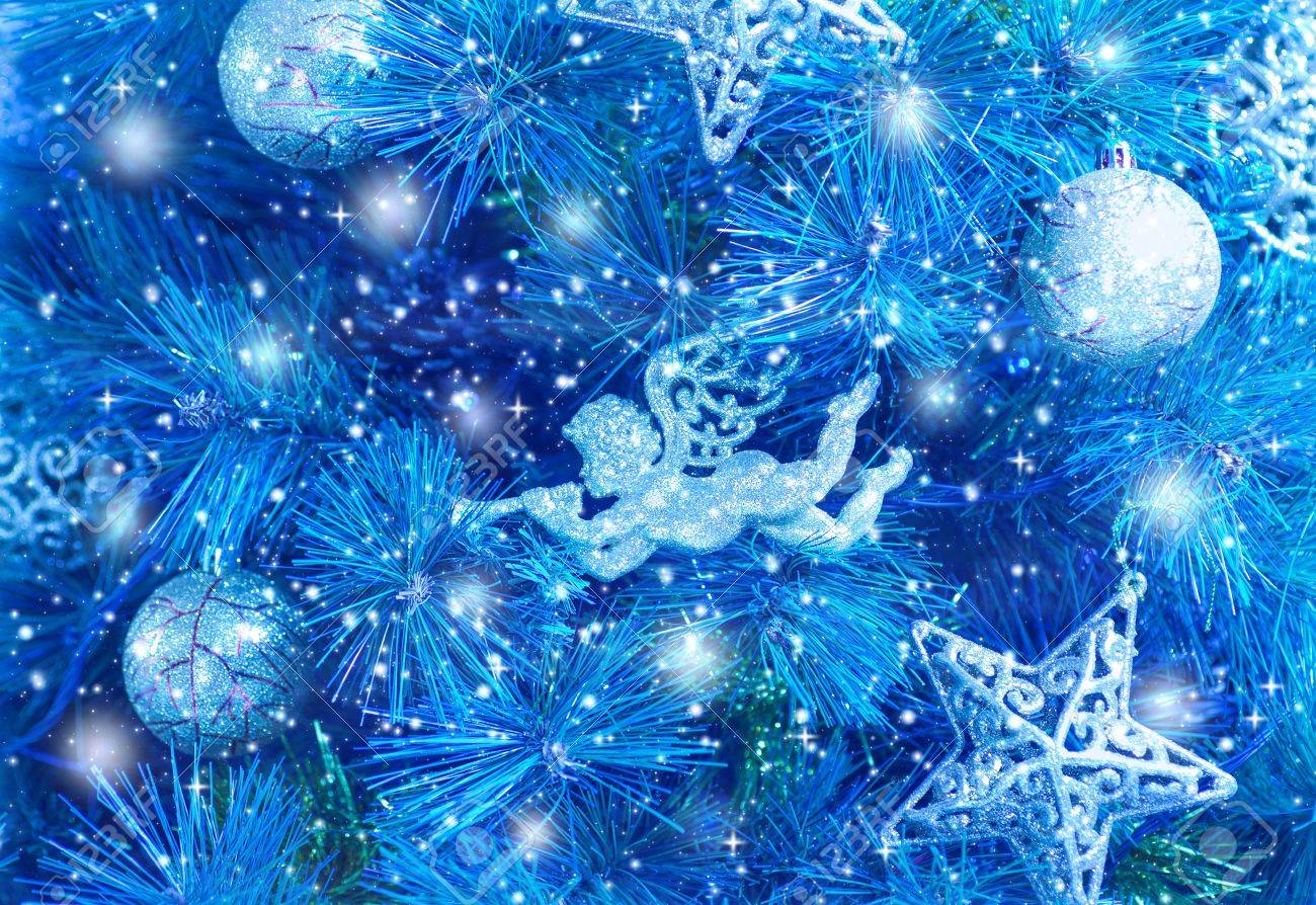 ブルー クリスマス ツリー背景 クリスマス Fir 装飾 スター 安物の宝石 天使の画像装飾休日トウヒ 幸せ新しい年グリーティング カード クリスマスのお祝い 抽象的な壁紙 の写真素材 画像素材 Image